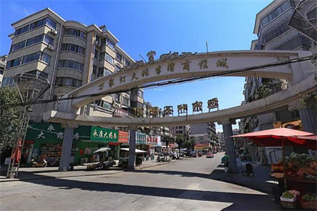 本小区多套套三！2081鲁班开发！科信一步只要供暖好